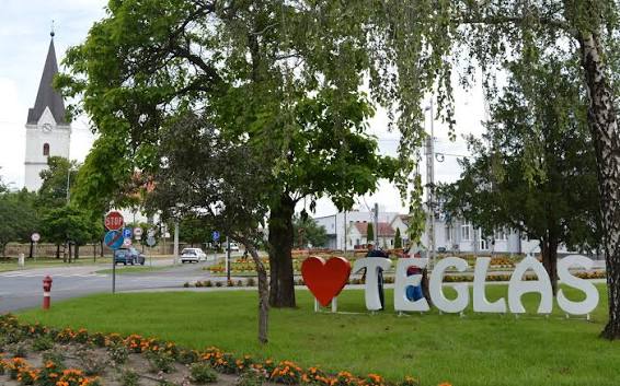 Téglás főtere az I love Téglás felirattal és a református templommal